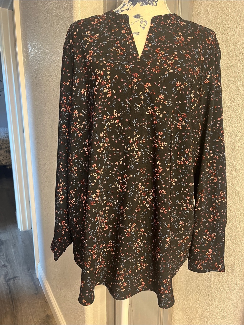 Black Floral Split-Neck Long Sleeve Tunic